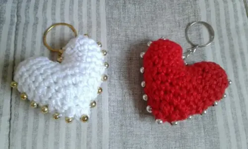 Chaveiros Corações com Miçangas em Crochê Amigurumi
