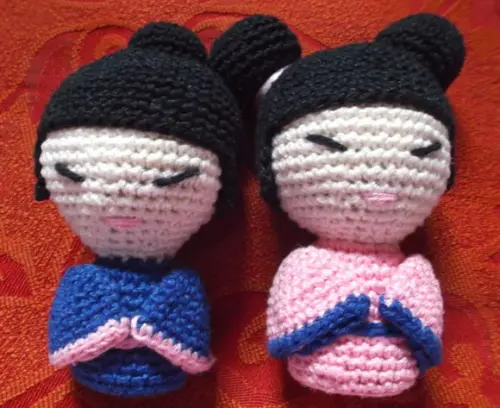Hideko e Sayuri, as Kokeshis de Crochê Amigurumi