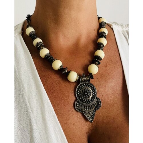 Colar  Vintage Boho Chic Off White – Estilo Artesanal Elegante