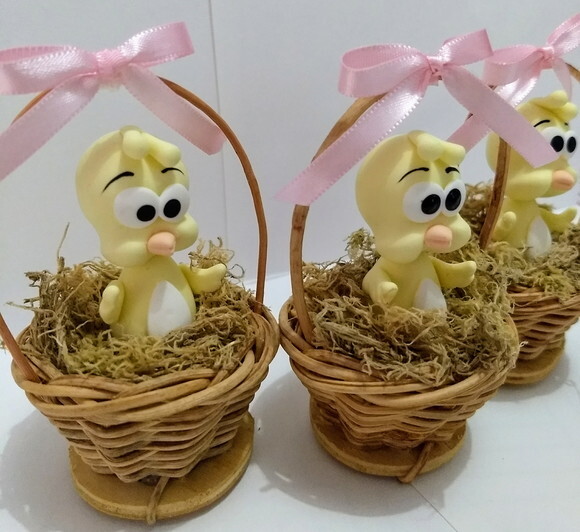 Cesta com pintinho amarelinho