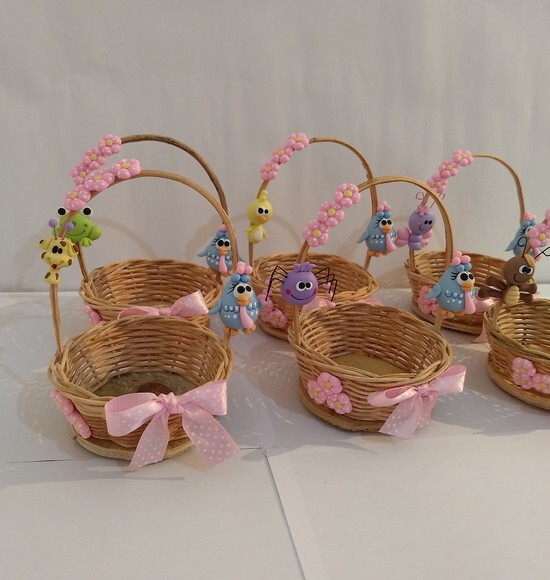 Cesta decorada tema galinha pintadinha candy color