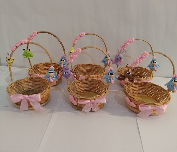 Cesta decorada tema galinha pintadinha candy color