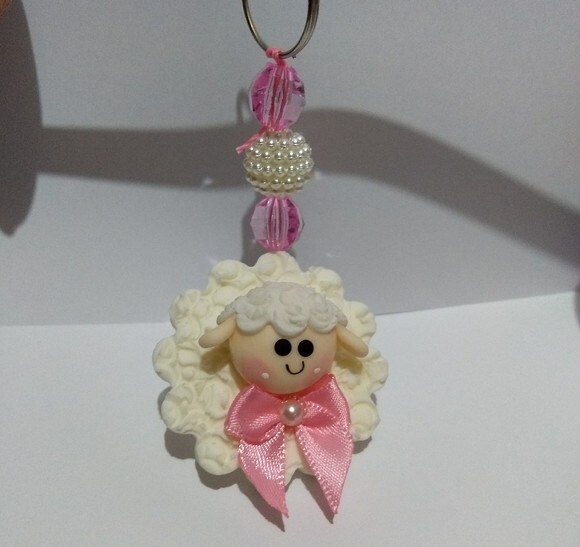 Chaveiro ovelha em biscuit