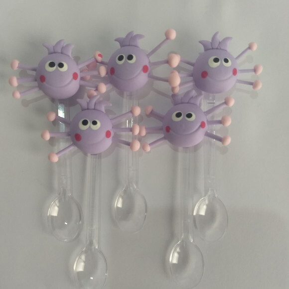 Colher de brigadeiro tema galinha pintadinha em biscuit
