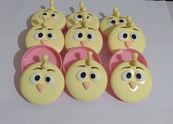 Latinha mint to be pintinho amarelinho em biscuit