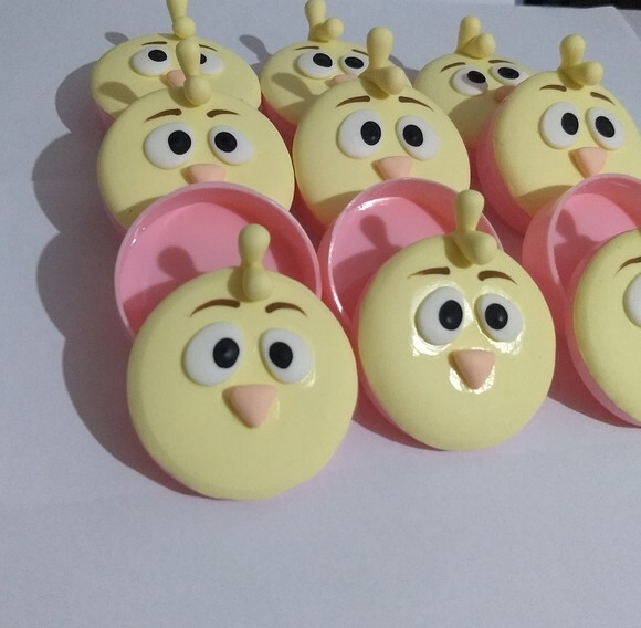 Latinha mint to be pintinho amarelinho em biscuit