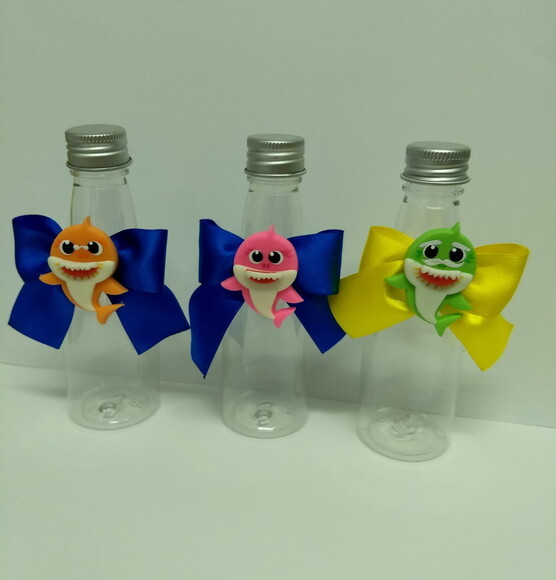 Lembrancinas garrafinha baby shark em biscuit