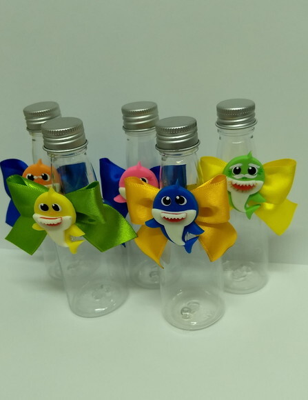 Lembrancinas garrafinha baby shark em biscuit