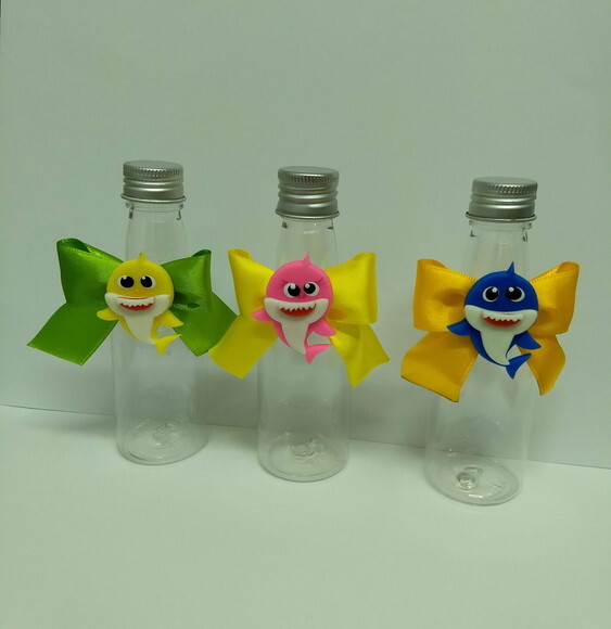 Lembrancinas garrafinha baby shark em biscuit
