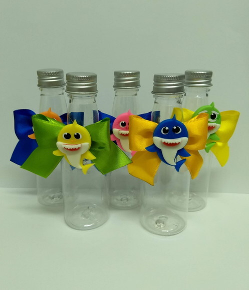 Lembrancinas garrafinha baby shark em biscuit