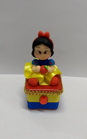 Lembrancinha de luxo branca de neve em em biscuit
