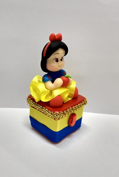 Lembrancinha de luxo branca de neve em em biscuit