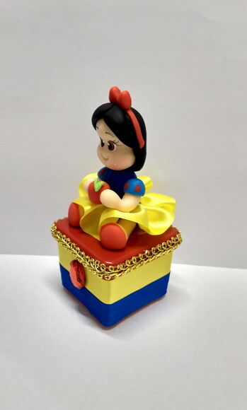 Lembrancinha de luxo branca de neve em em biscuit