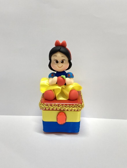 Lembrancinha de luxo branca de neve em em biscuit