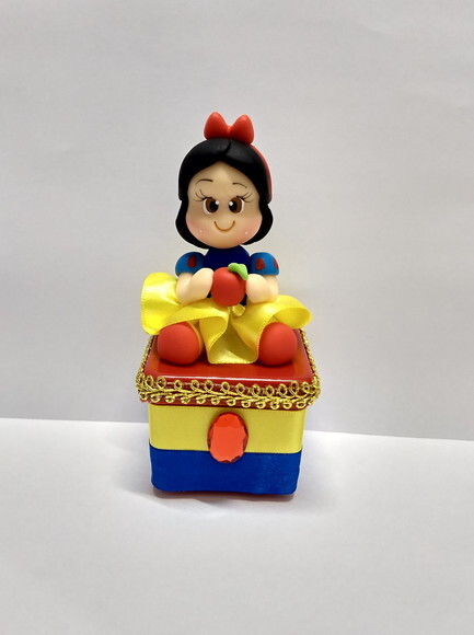 Lembrancinha de luxo branca de neve em em biscuit