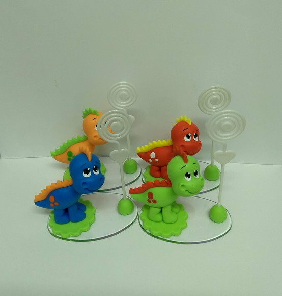 Lembrancinha dinossauro porta recado em biscuit