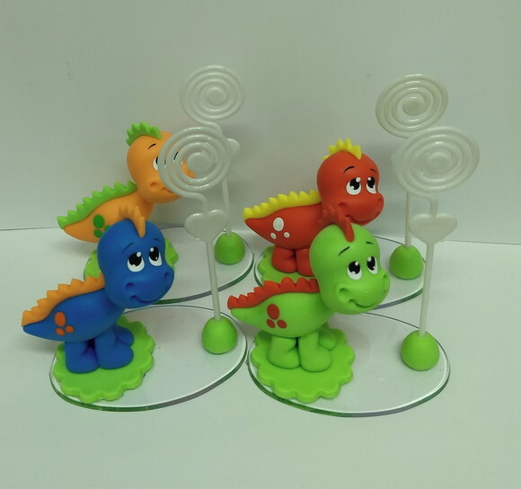 Lembrancinha dinossauro porta recado em biscuit