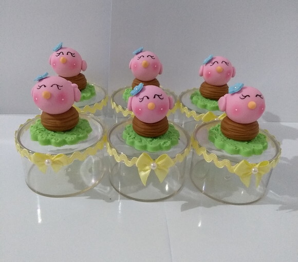 Lembrancinha jardim encantado passarinho em biscuit