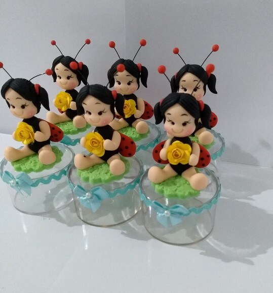 Lembrancinha menina joaninha em biscuit