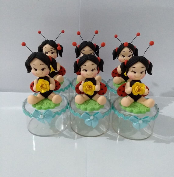 Lembrancinha menina joaninha em biscuit