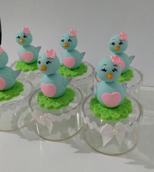 Lembrancinha passarinho jardim encantado em biscuit