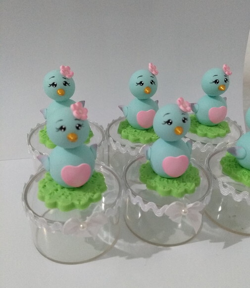 Lembrancinha passarinho jardim encantado em biscuit