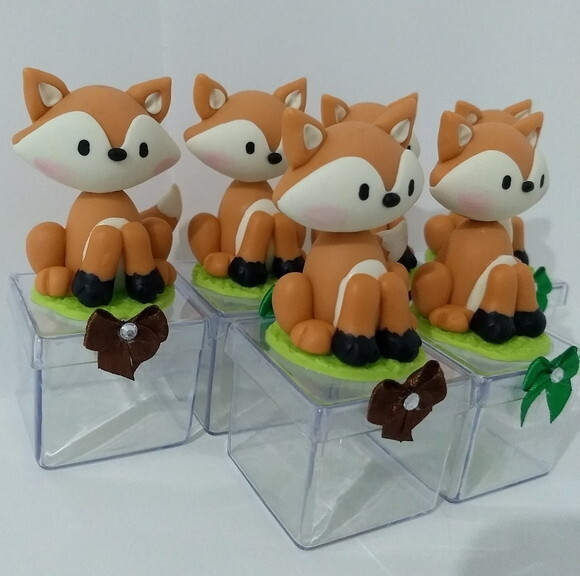 Lembrancinhas raposa em biscuit
