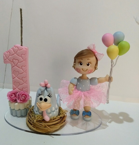 Topo de bolo menina com galinha pintadinha rosa