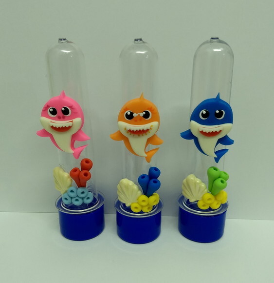 Tubete baby shark em biscuit
