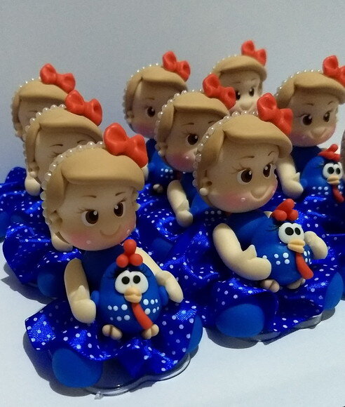 Aplique menina com galinha pintadinha