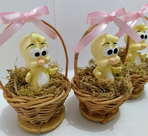 Cesta com pintinho amarelinho