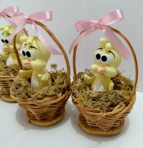Cesta com pintinho amarelinho