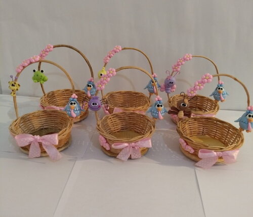 Cesta decorada tema galinha pintadinha candy color