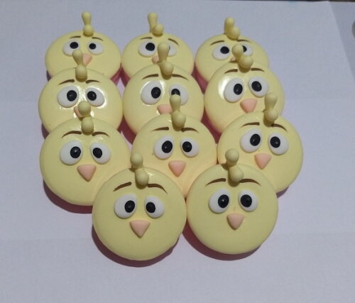 Latinha mint to be pintinho amarelinho em biscuit