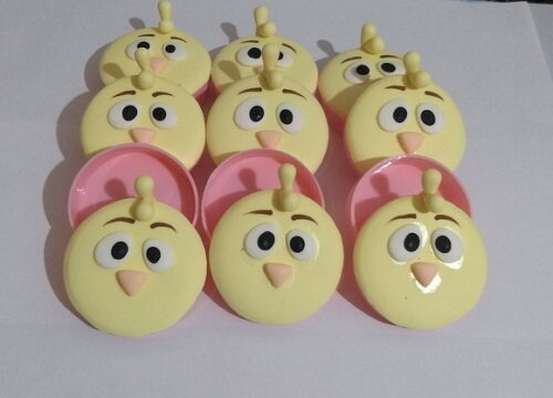 Latinha mint to be pintinho amarelinho em biscuit
