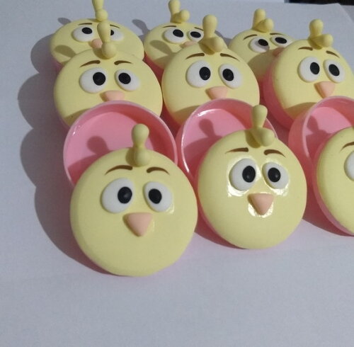Latinha mint to be pintinho amarelinho em biscuit