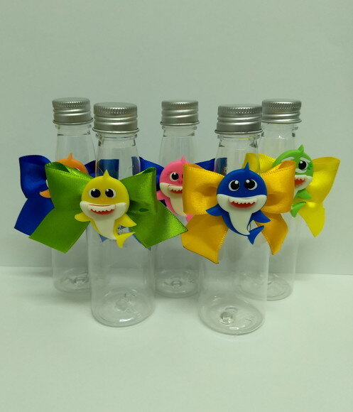 Lembrancinas garrafinha baby shark em biscuit