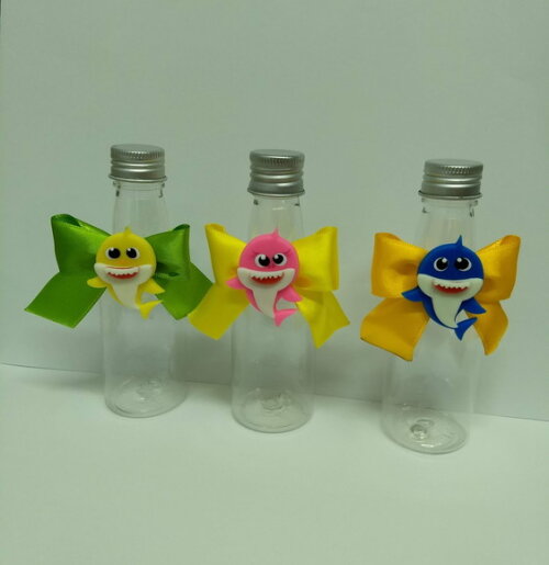 Lembrancinas garrafinha baby shark em biscuit