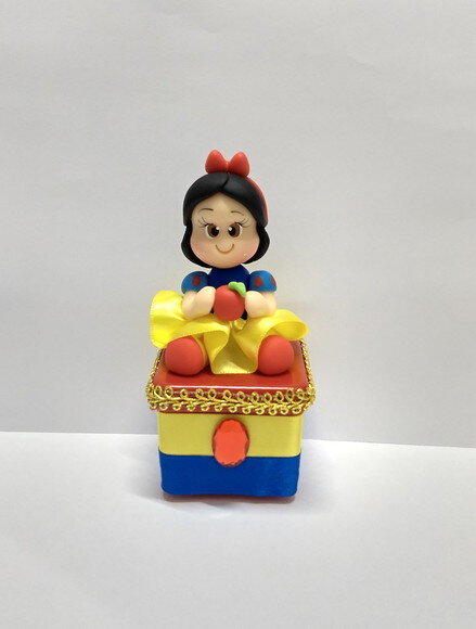 Lembrancinha de luxo branca de neve em em biscuit