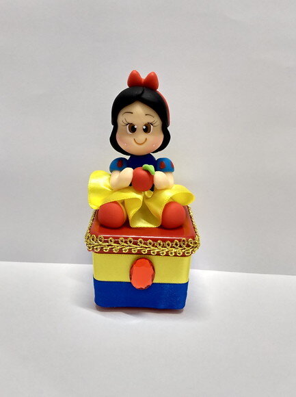 Lembrancinha de luxo branca de neve em em biscuit