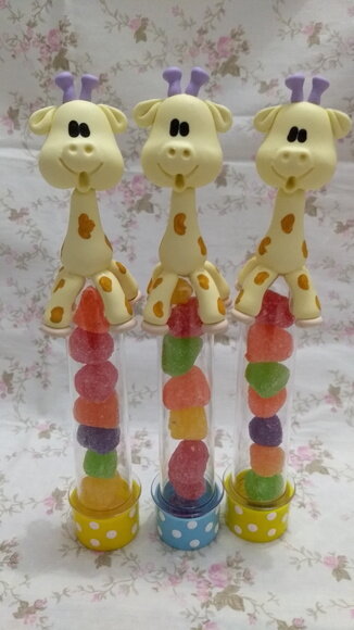 Lembrancinha tubete da galinha pintadinha