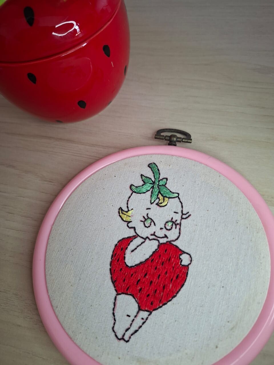 Bordado em bastidor Kewpie Morango
