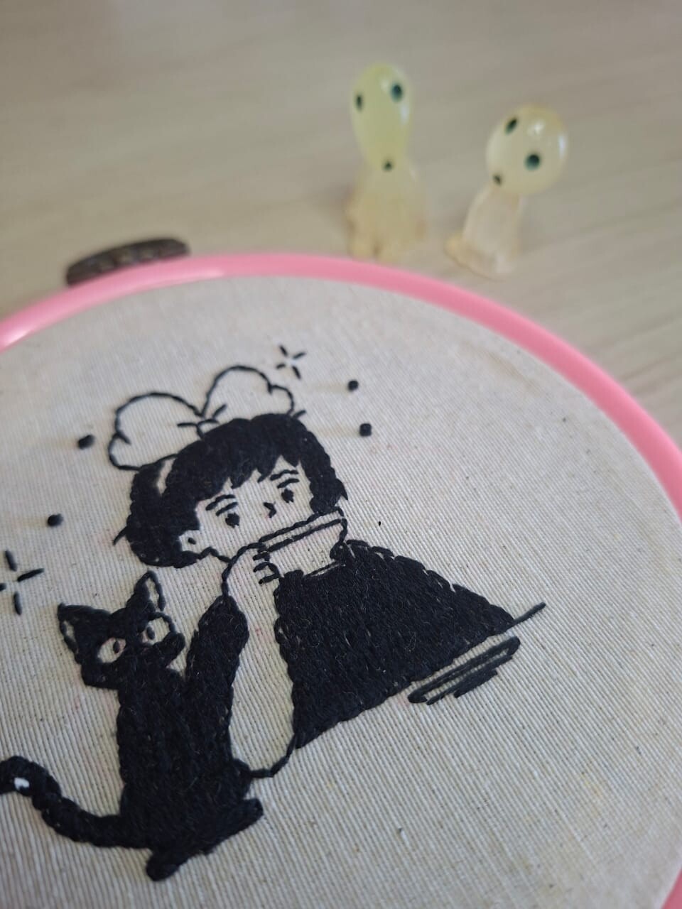 Bordado em bastidor Kiki e Jiji