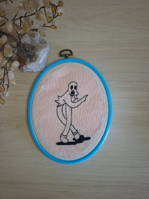 Bordado em bastidor Fantasminha Dançarino