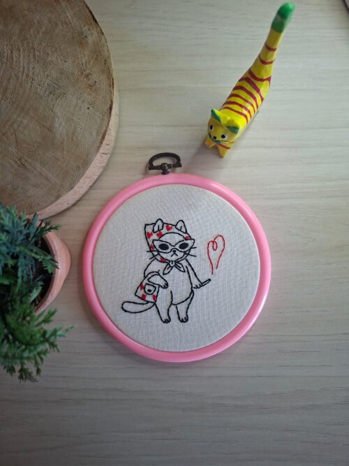 Bordado em bastidor Gatinha