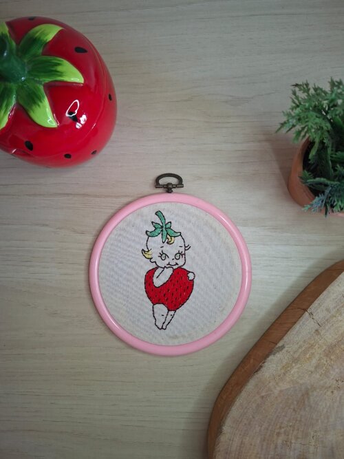 Bordado em bastidor Kewpie Morango