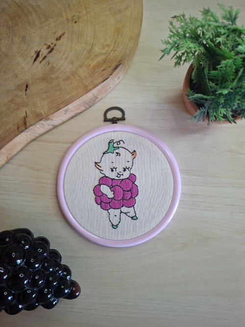 Bordado em bastidor Kewpie Uva