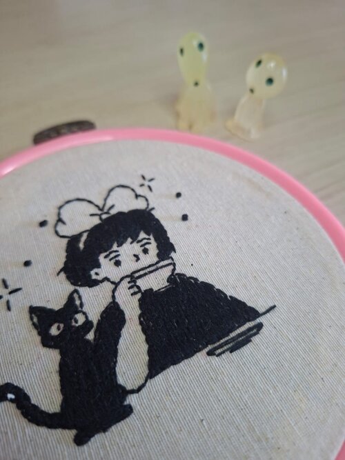 Bordado em bastidor Kiki e Jiji