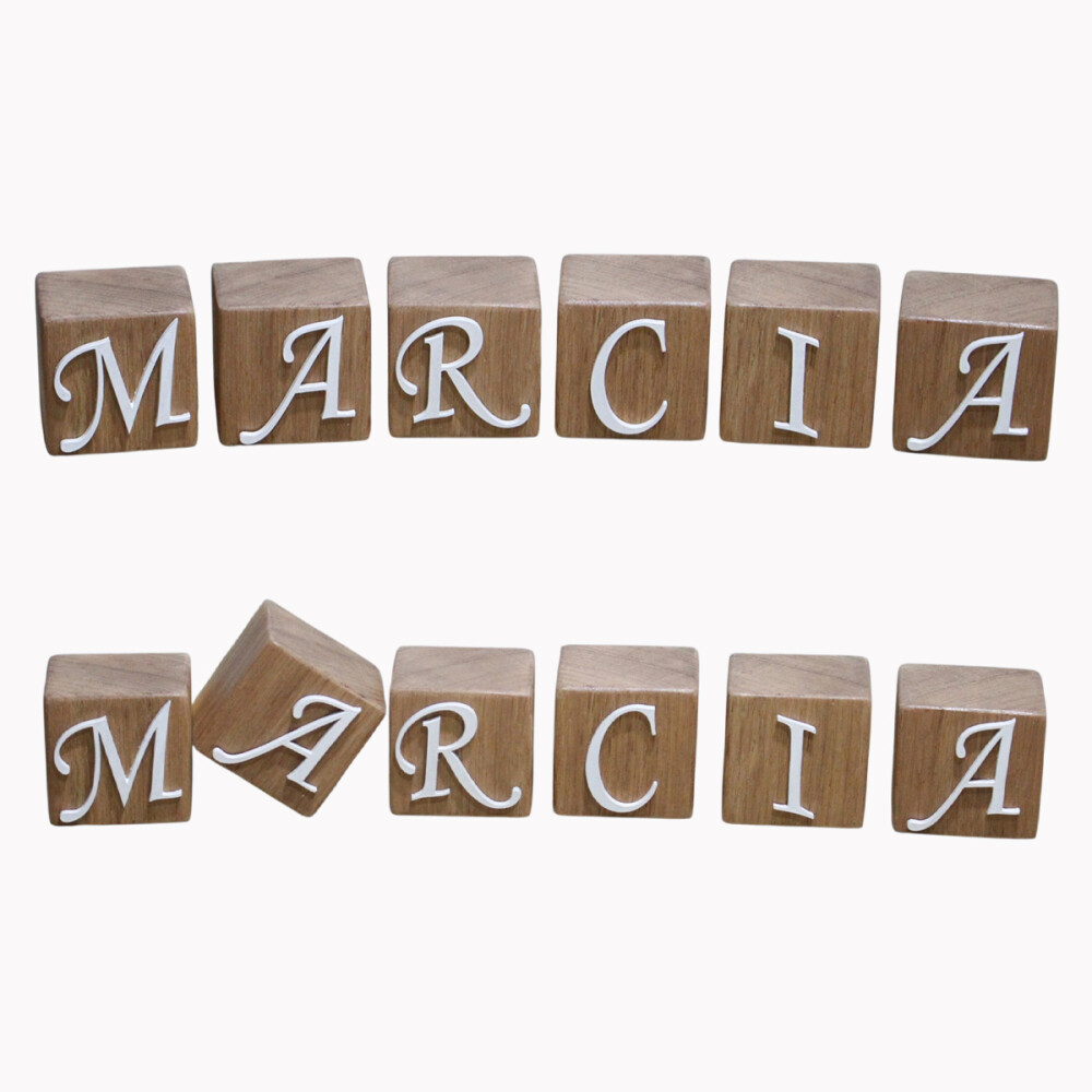 Cubos de Madeira Nobre com Nome Personalizado.