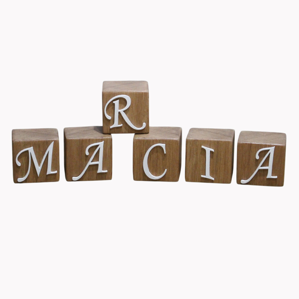 Cubos de Madeira Nobre com Nome Personalizado.